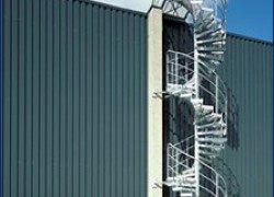Spindeltreppe mit Auftrittspodest zum Dach