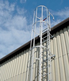 Steigleiter zum Hallendach mit Sicherungstür und abgewinkelte Ausstiegsholme